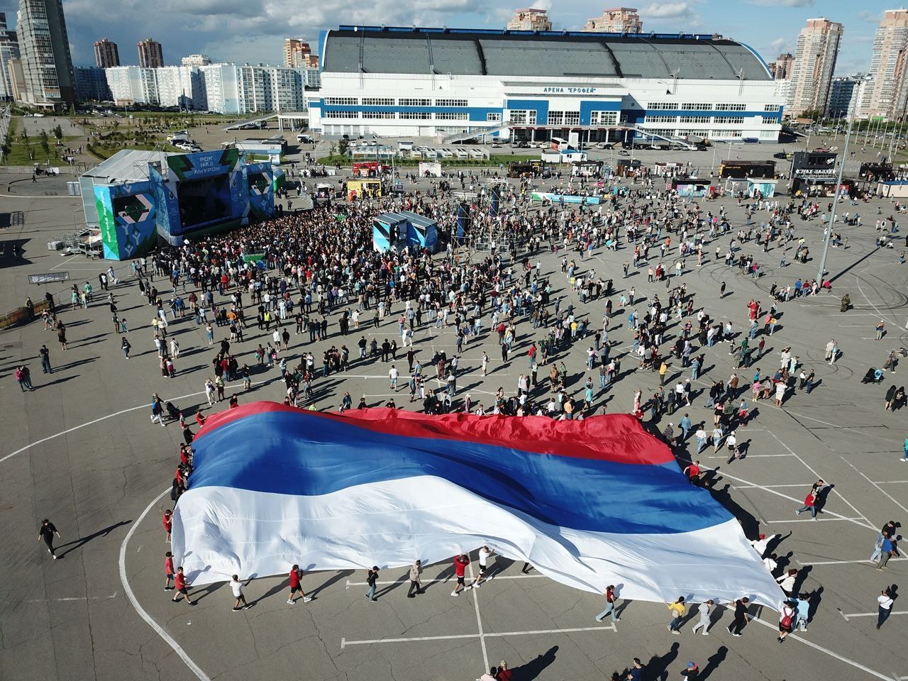 В Хабаровске отмечают День российского флага
