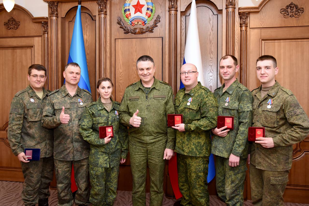 Народная служба. Военные руководители ЛНР. Пресс служба народной милиции ЛНР. Пресс в военной форме. Военная служба люди.