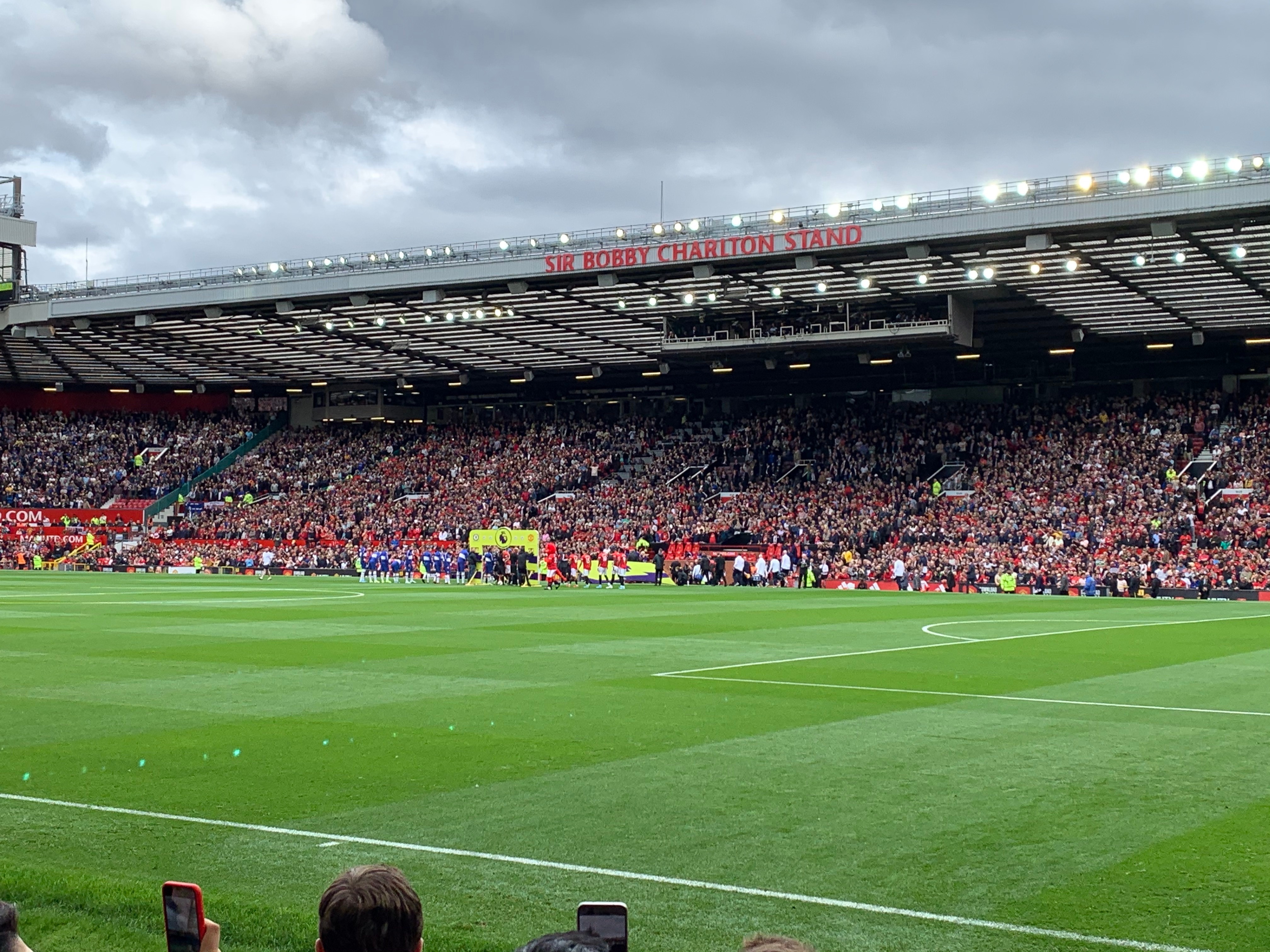 Football team play at old trafford. Олд Траффорд стадион. Олд Траффорд стадион трио. Стадион Олд Траффорд крыша. Олд Траффорд с высоты птичьего полета.