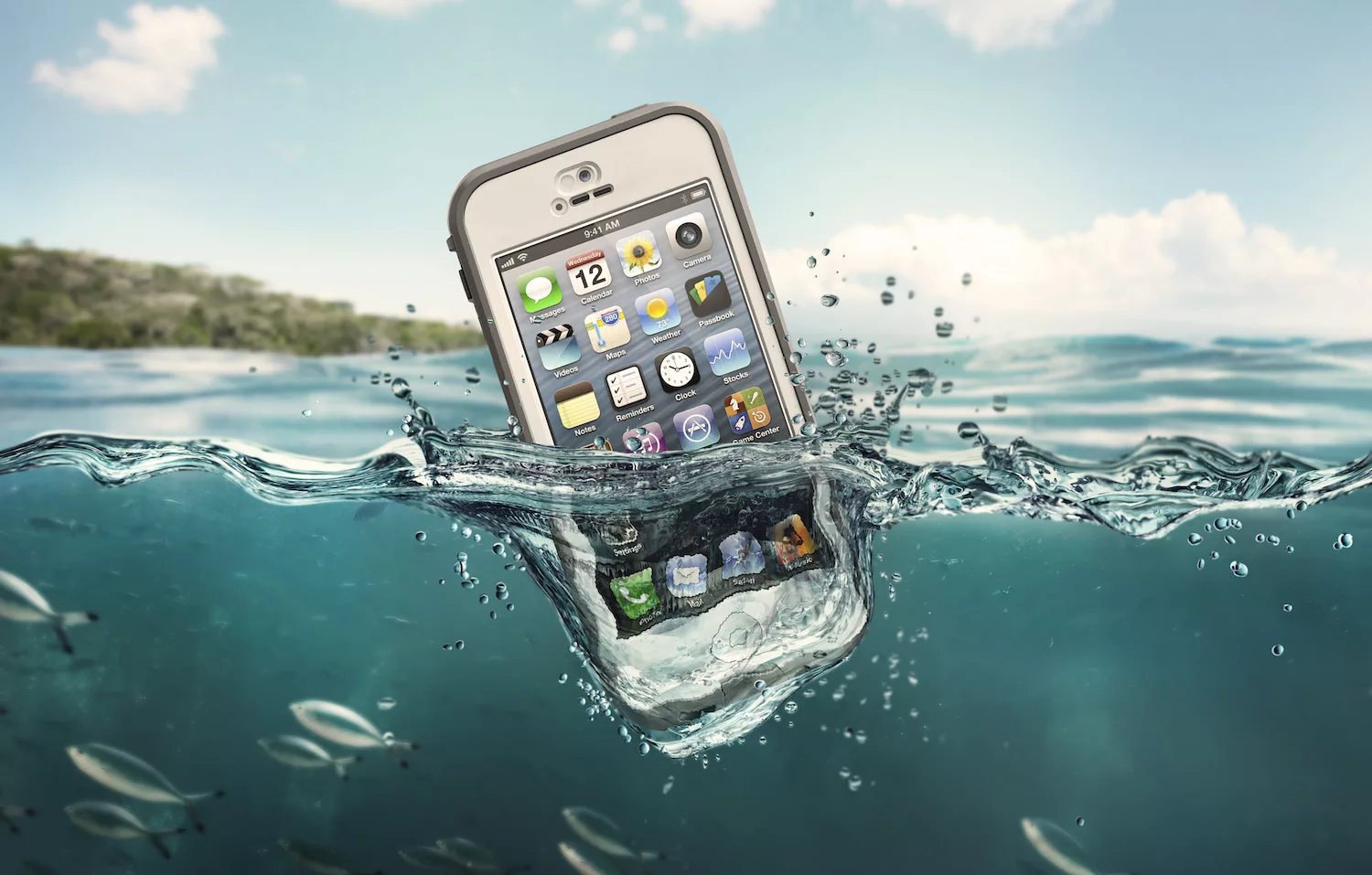 Смартфон упал в воду. Смартфон в воде. Айфон в воде. Водонепроницаемый смартфон. Утопил смартфон.