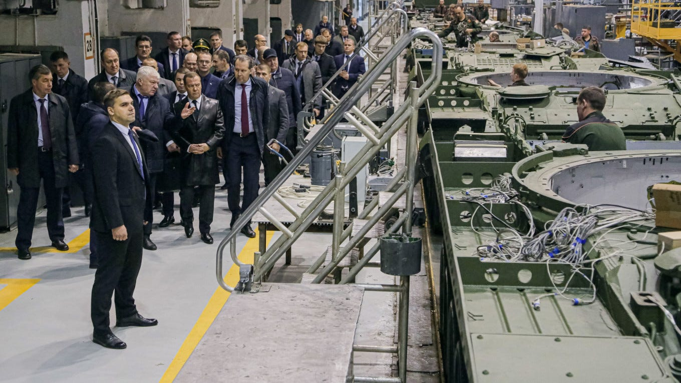 Медведев осматривает конвейер по производству танков