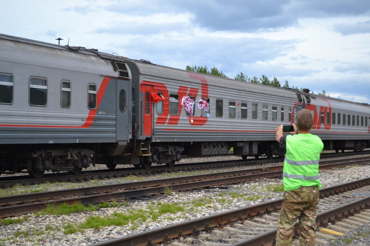 Поезд 376. Поезд Воркута Москва на станции Воркута. Поезд Москва Воркута. Пассажирский поезд Москва Воркута. Станции поезда Москва Воркута.