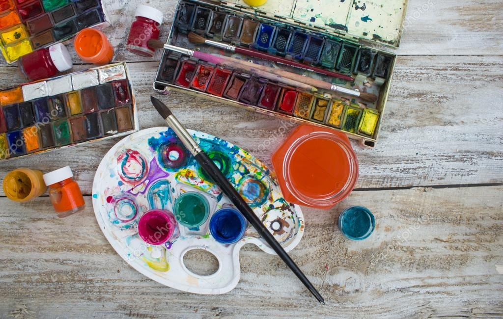 Акварельные краски являются хорошим средством для рисования. Палитра для красок. Кисти и краски. Акварель кисти краски. Палитра и кисти акварель.