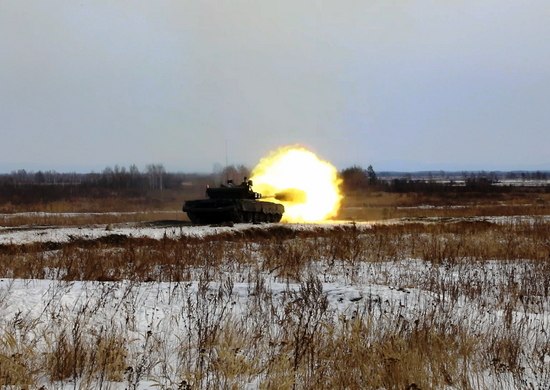 Контрактники под Хабаровском завершили обучение на танках Т-80