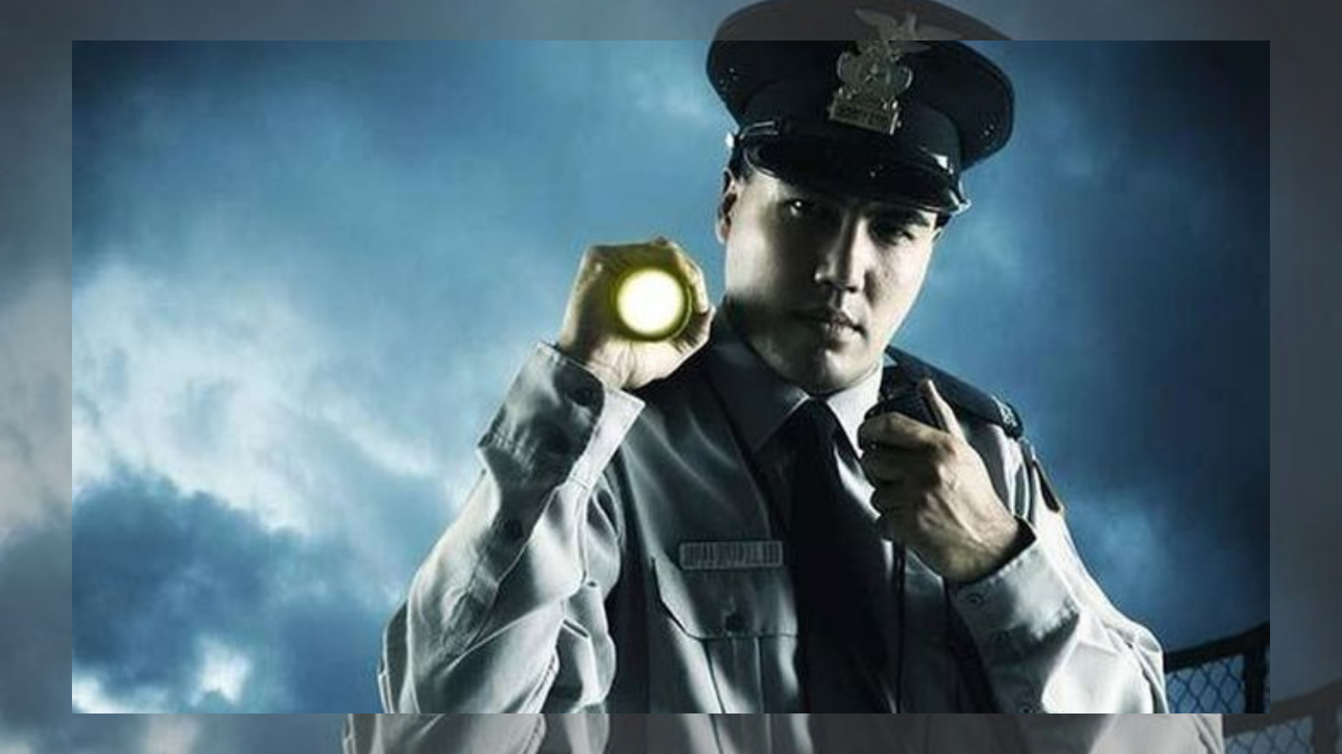 Ночной сторож 1 3. Полицейский фонарик. Охранник с фонариком. Полицейский светит фонариком.