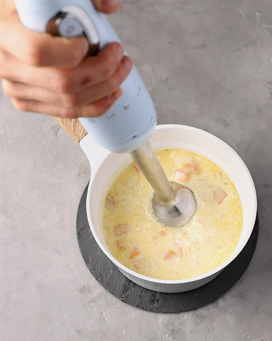 Блендером можно взбивать крем. Блендер для супа пюре. Блендер для крем супа. Погружной блендер крем суп. Суп в блендере.