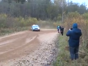 Una curva peligrosa en el rally
