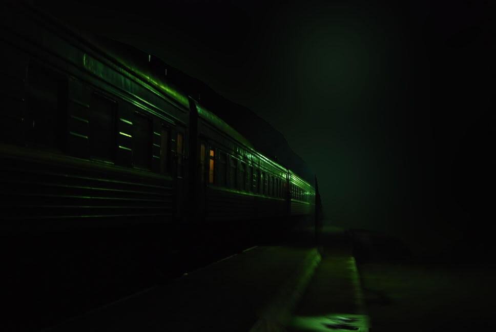 Поезд в темноте. Ночной поезд. Ночной вагон. Вагон ночью. Купе поезда ночью.