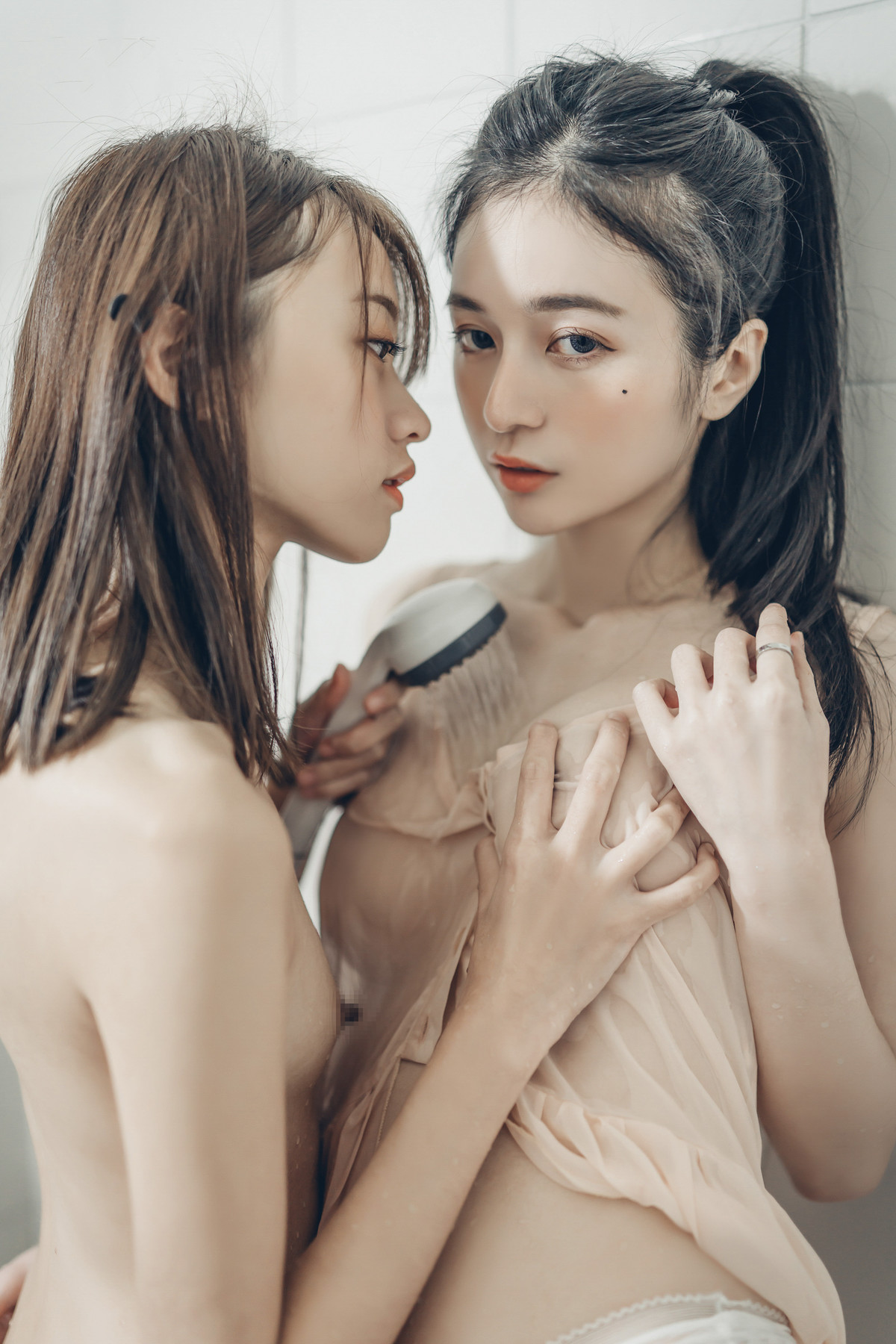 我的大小女友❤️ 妍妍+辰辰 ?情人節帶兩位女友開房間 超超透上衣 透明內褲 吸奶 揉胸 舌吻 局部特寫 Vol.02 50