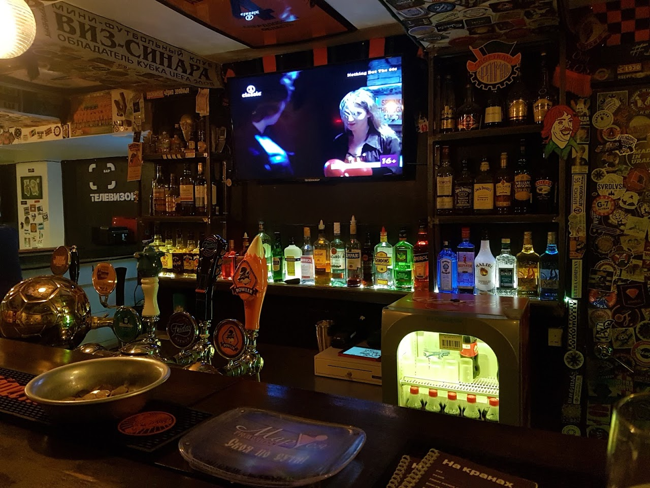 Pub tv. Телевизор в баре. Бар телевизор Екатеринбург. 3d телевизоры в баре кафе. Бар телевизор с напитками.