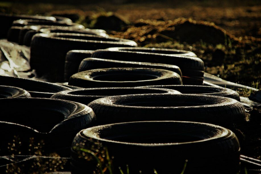 Tires recycling. Старые покрышки. Утилизация покрышек. Утилизация автомобильных шин. Утилизация старых покрышек.