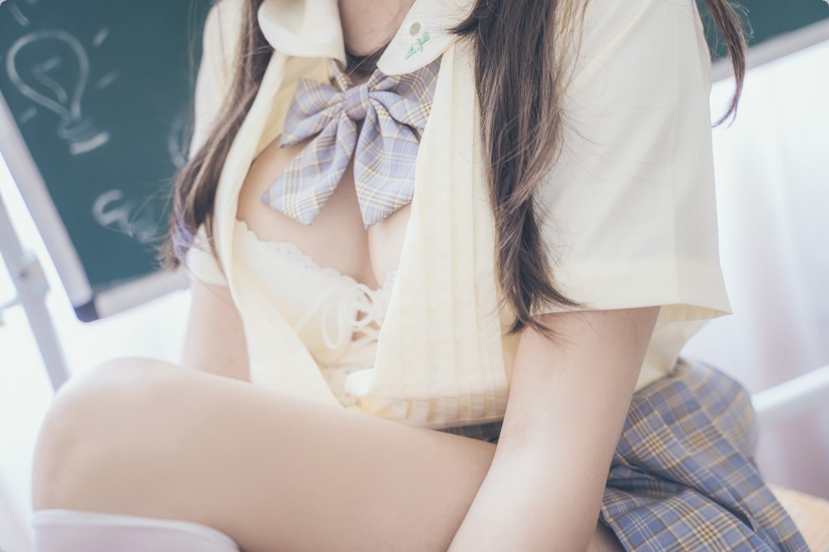 [Cos]过期米线线喵 - 教室写真[30P] 11