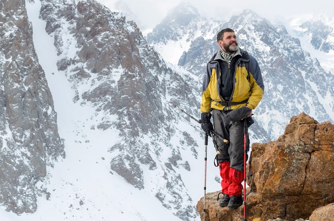 Mountain clothes. Горный турист. Одежда горного туриста. Турист в горах одежда. Современный турист.