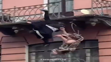 Pareja de rusos caen desde un balcón