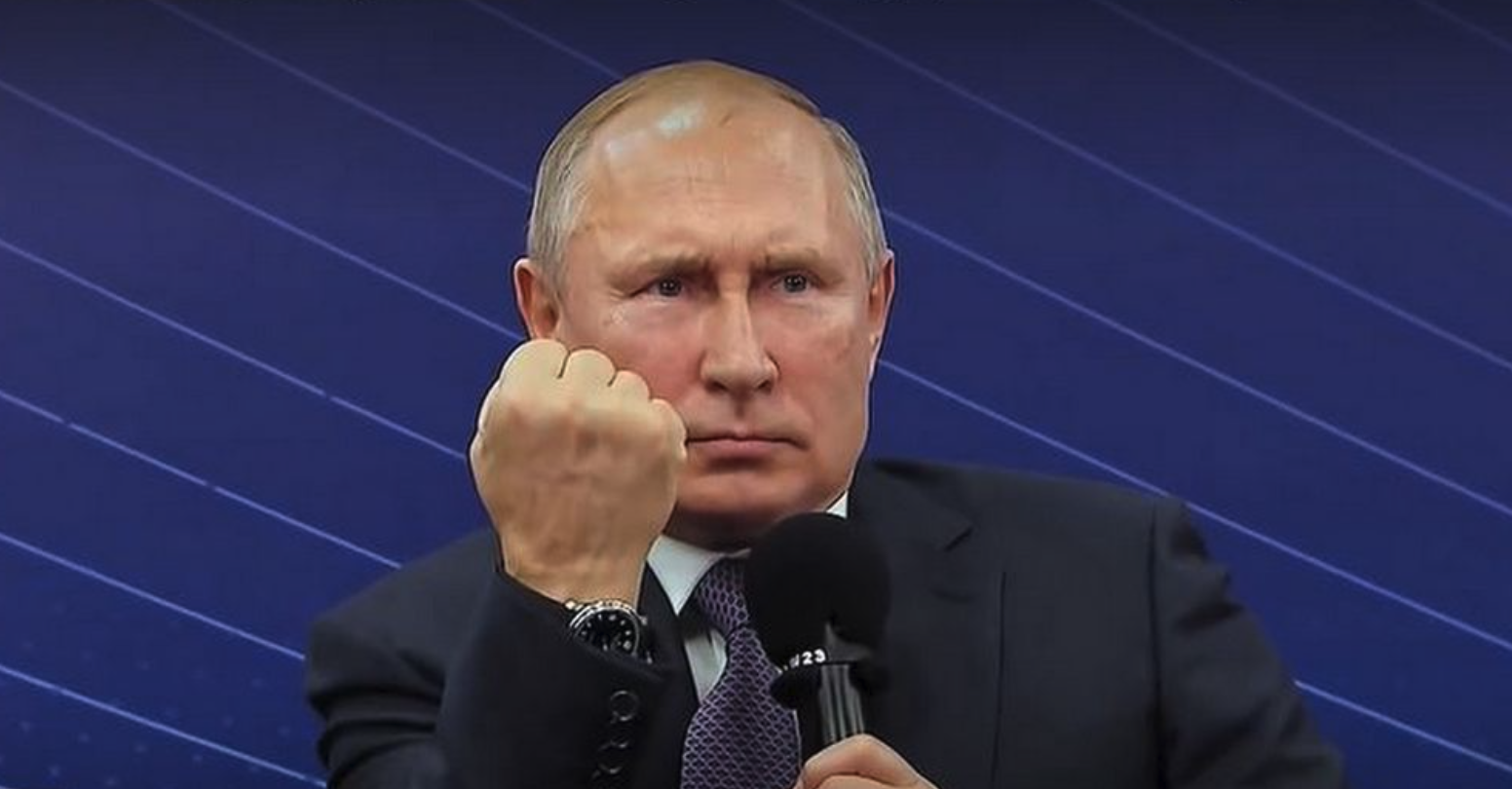 Кто угрожает россии. Путныпоказывает кулак.