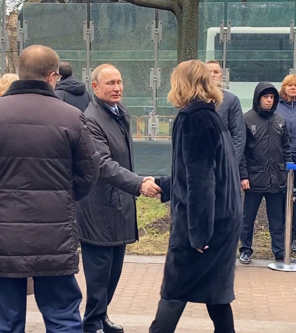 Крестный собчак. Ксения Собчак и Путин. Ксения Собчак и Владимир Путин. Ксения Собчак и Путин фото. Владимир Путин и Собчак.