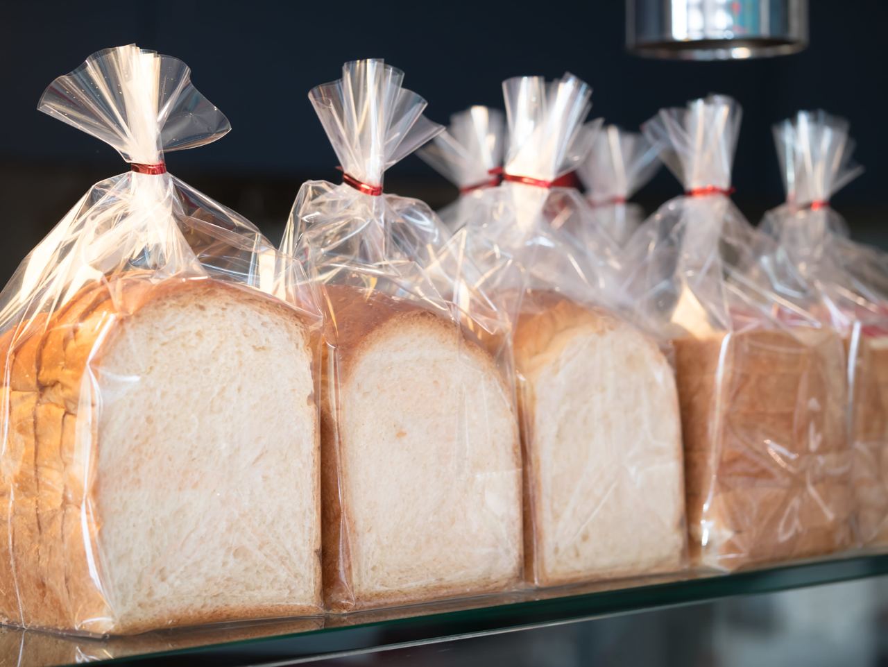 Полуфабрикат хлеба. Хлеб в упаковке. Упаковка замороженных хлебобулочных изделий. Упаковочные материалы для хлебобулочных изделий. Упаковка хлебобулочных изделий на производстве.
