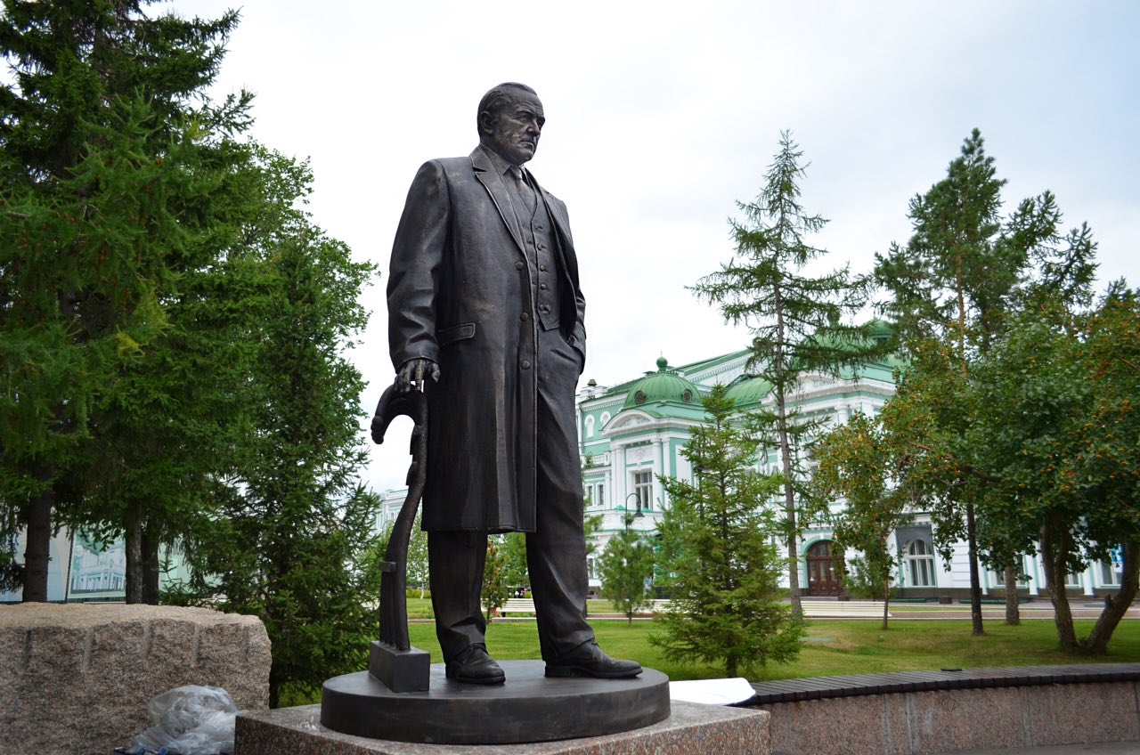 Чем славится омск. Памятник Михаилу Ульянову в Омске. Памятник актеру Михаилу Ульянову в Омске.