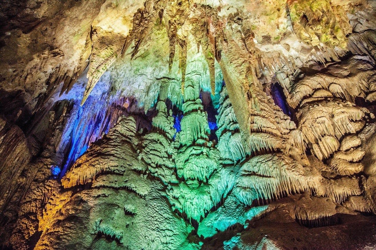Пещера прометея грузия. Кутаиси пещера Прометея. Цхалтубо пещера Прометея. Пещера Кумистави Грузия.