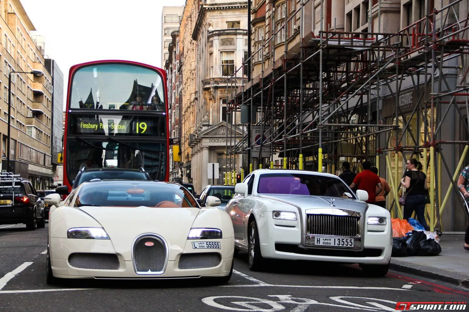 Англия какие машины. Британские машины. Лондонские машины. Суперкары в Лондоне. Спорткары на улицах Лондона.