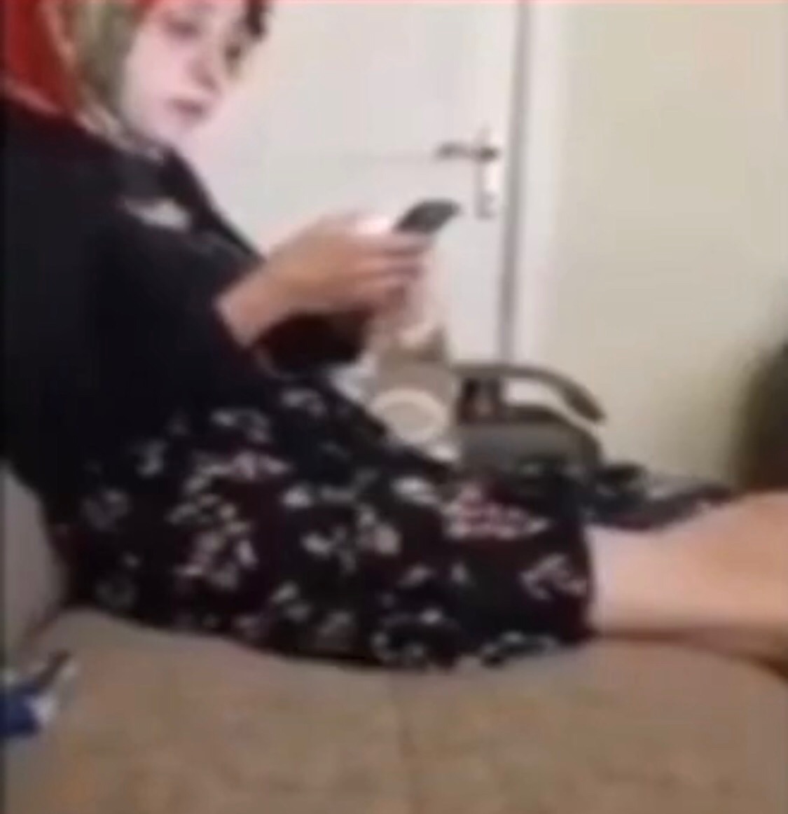 SEVGİLİSİNE ÇAKIŞ YAPAN ADAM TIKLA İZLE 