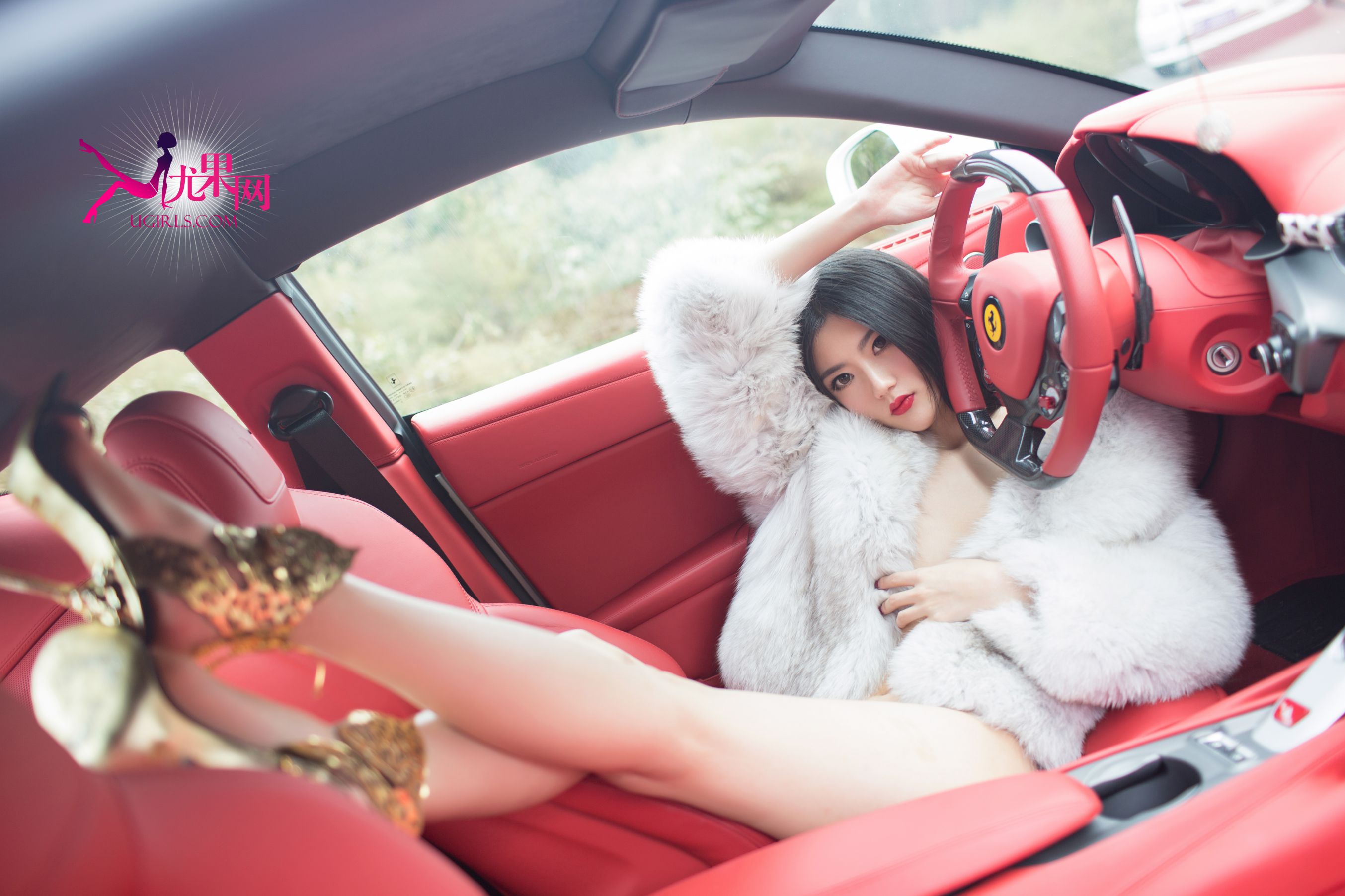 [尤果网Ugirls]_E051_金子熙《香肩酥胸长腿美女与豪车性感较量》_II-写真图集共44P 9
