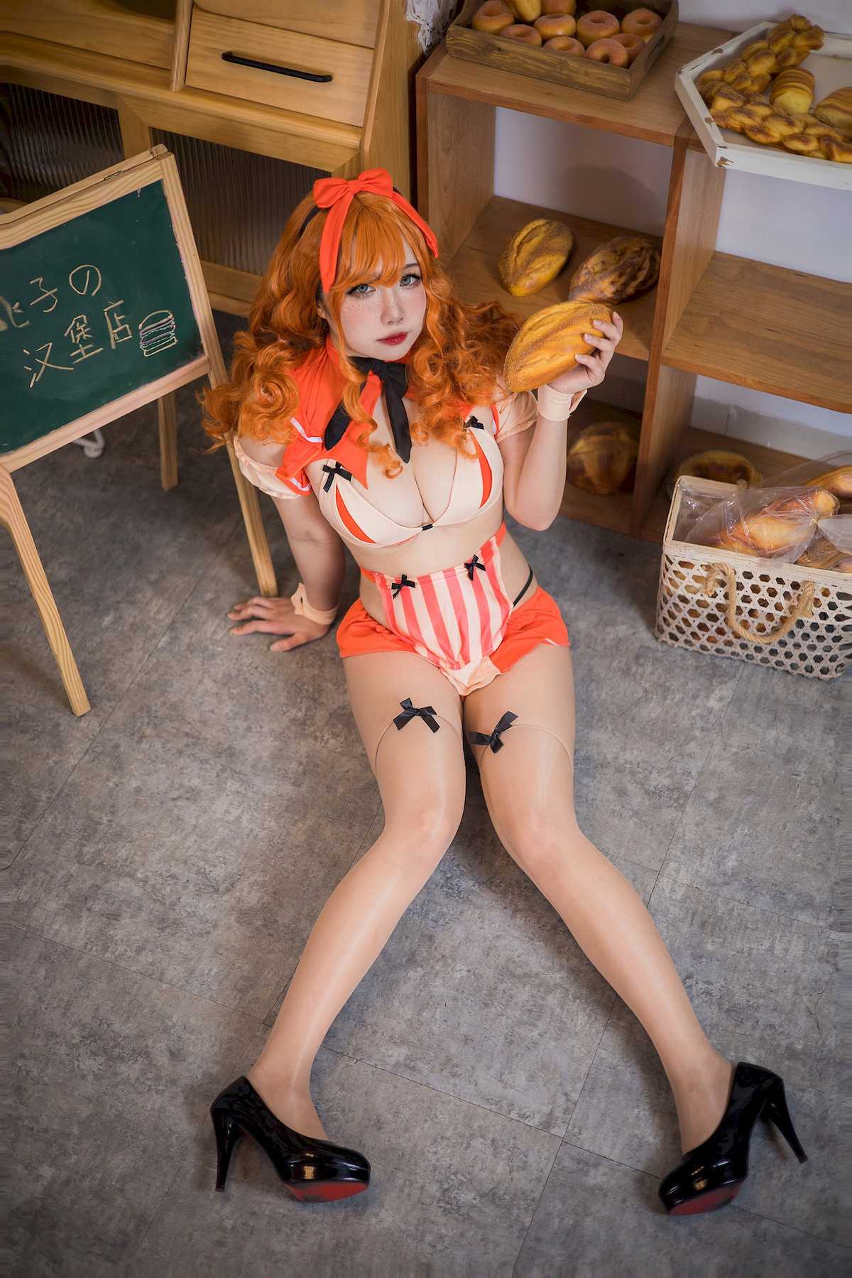 贞子蜜桃 Cosplay 汉堡店员 13
