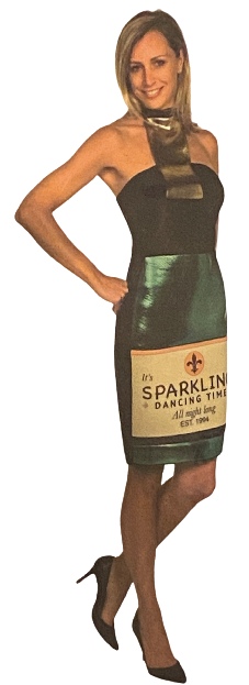 Verkleiden Sie sich mit diesem Champagnerflaschen-Partykleid und werden Sie zum Hingucker auf der nächsten Karnevalsparty. Das Kostüm ist in Größe S/M und L/XL erhältlich und besteht aus 100% Polyester. Das Mehrfarbige Kostüm ist perfekt für Damen, die auf der Suche nach einem besonderen Partyoutfit sind. Feiern Sie in diesem einzigartigen Kostüm und sorgen Sie für Aufsehen auf jeder Veranstaltung.