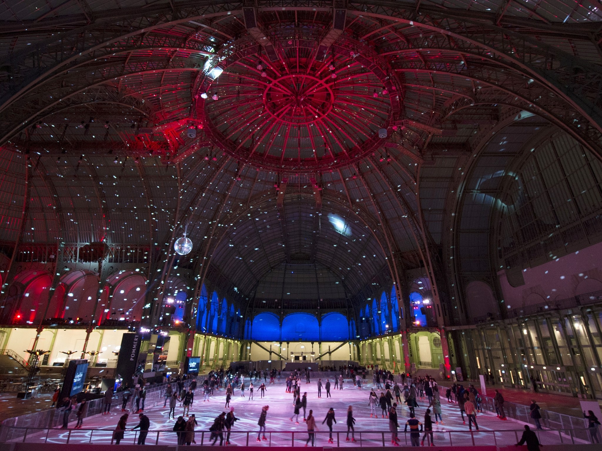 Большой закрытый. Grand Palais каток. Каток в Париже. Париж зимой каток. Париж Ледовый каток.