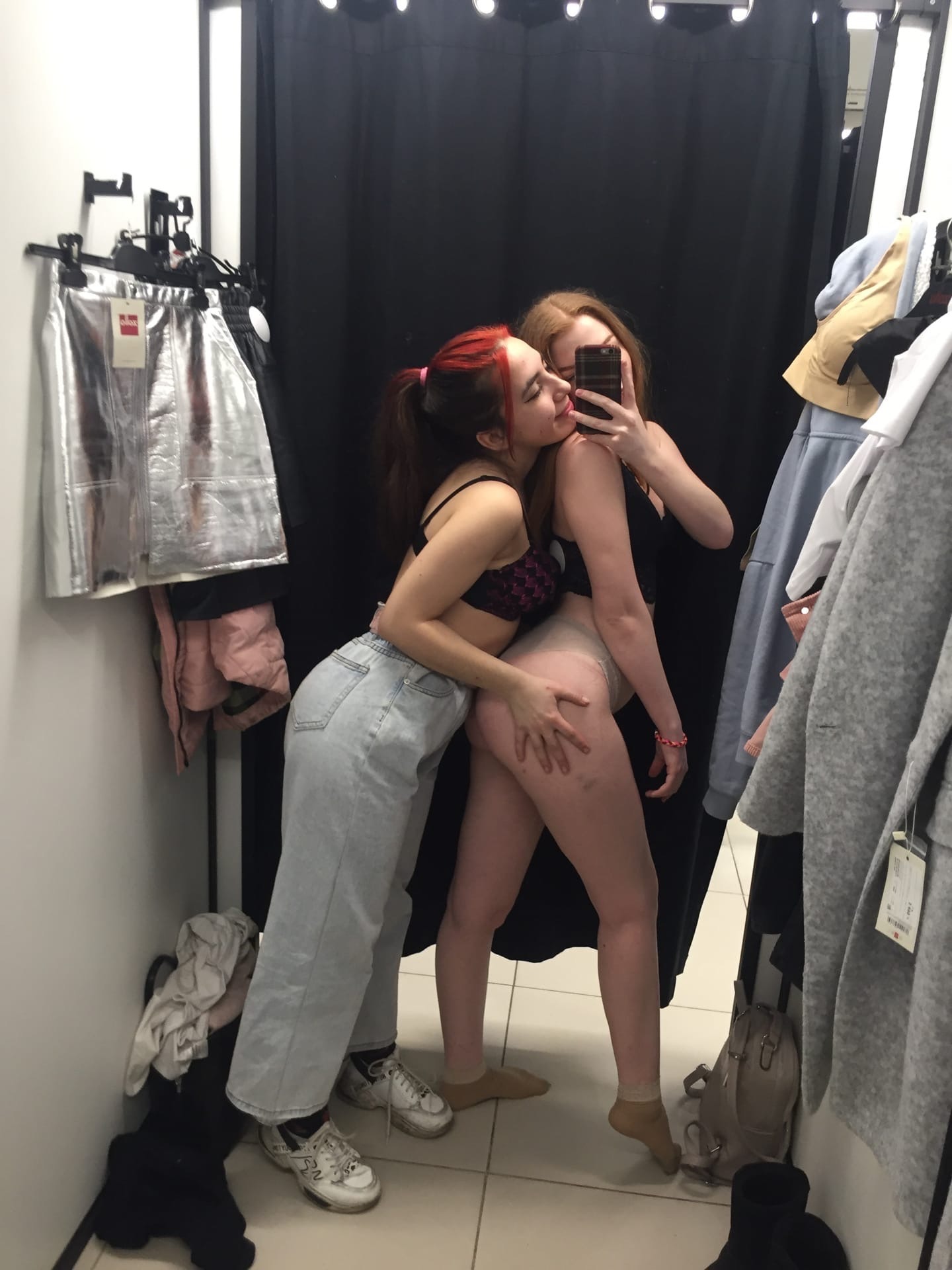 soyunma kabini ifşa porno yakalanan kadınlar