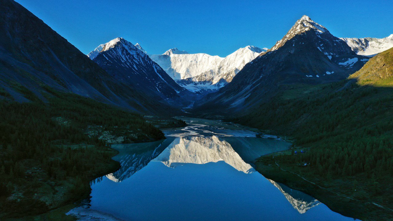 Белуха гора граница. Гора Белуха Западная и Восточная. Гора Белуха.