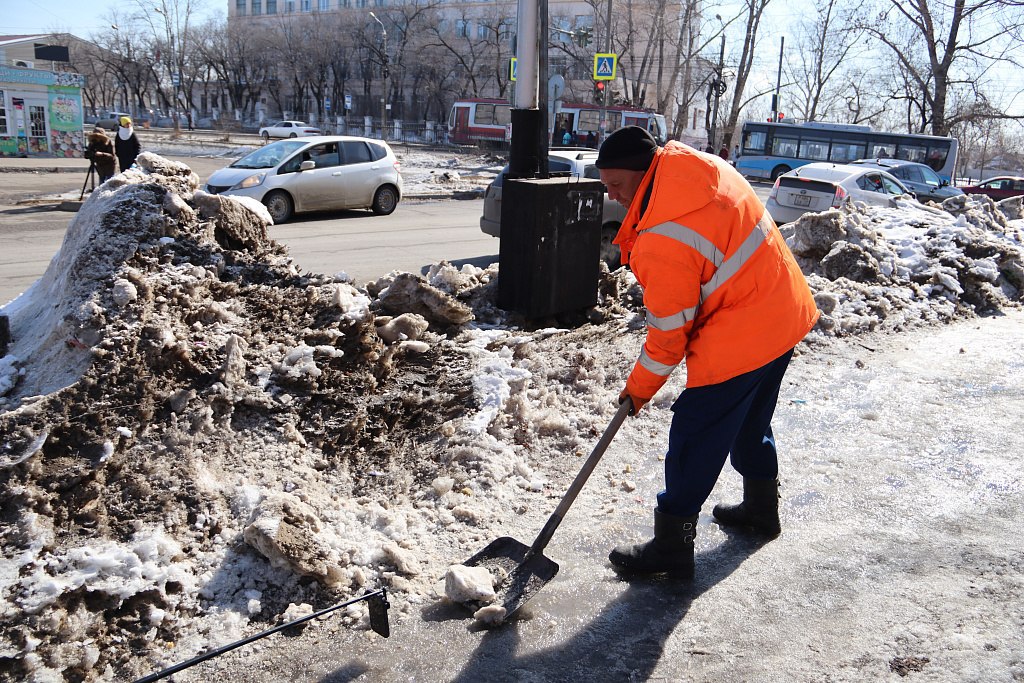 В Хабаровске приступили к ворошению снега