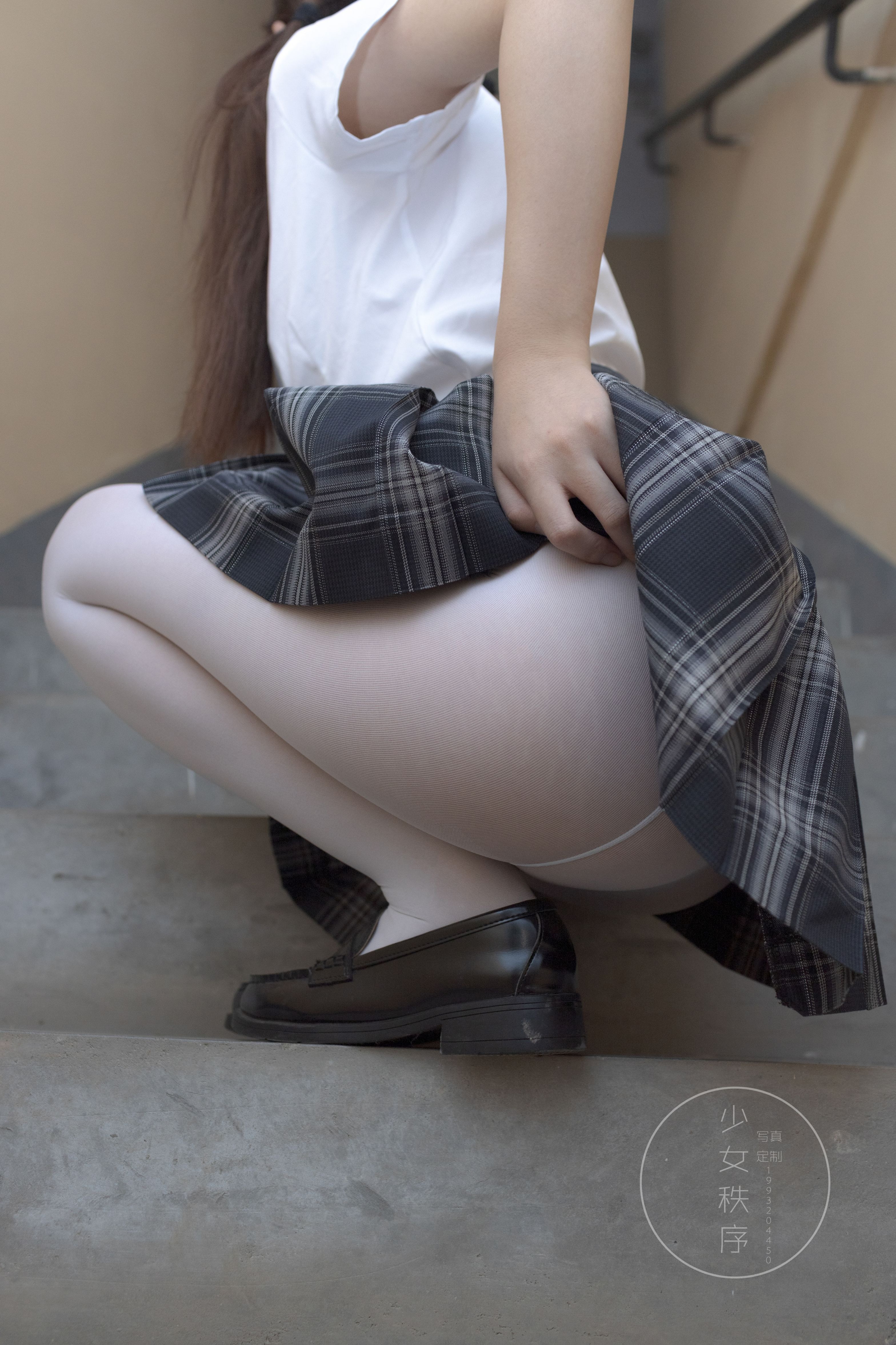 少女秩序 楼道无内白丝JK少女 46