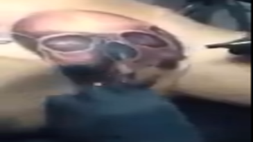 Tatuándose una calavera en el coño
