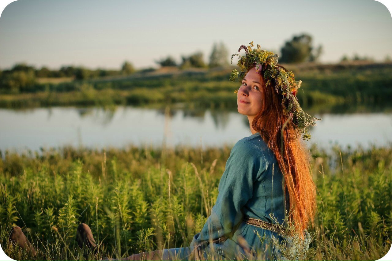 Спас русских баб. Славянские девушки. Славяне природа. Славянская фотосессия. Славяне девушки.