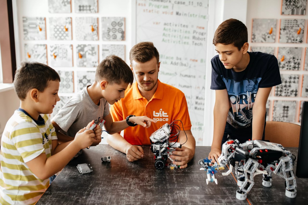 В кружке робототехники занимаются ученики. Кружки робототехники. Робототехника для детей. Кружок робототехники для детей. Курсы робототехники для детей.