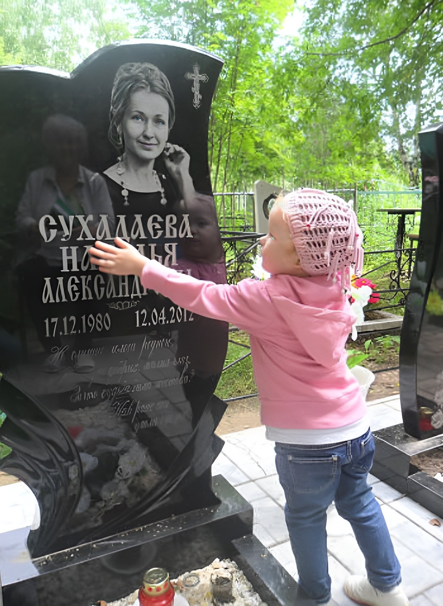 Могила мамы. Памятник маме и дочери на могилу. Памятник на могилку для мамы и ребенка.