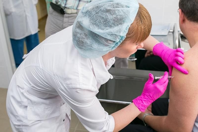 Вакцинированных от коронавируса будут госпитализировать при малейшем недомогании