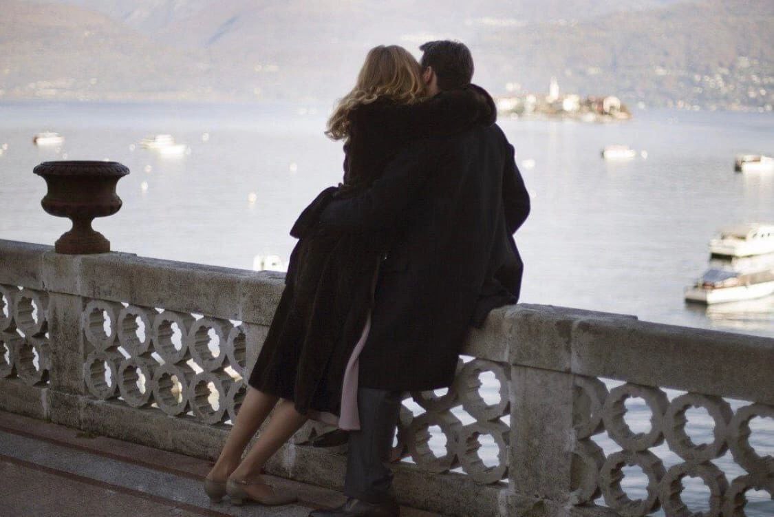 Влюбленные не замечают. Встреча влюбленных. Двое на мосту. Влюбленные / Belle du Seigneur (2012). Расставание на мосту.