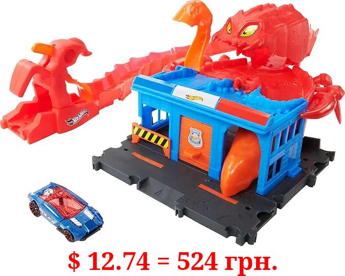 Hot Wheels Toy Car Track Set City Scorpion Flex Attack & 1:64 Scale Police Vehicle, Bendable Tail Extends 2.6 Ft., Connects to Other Sets