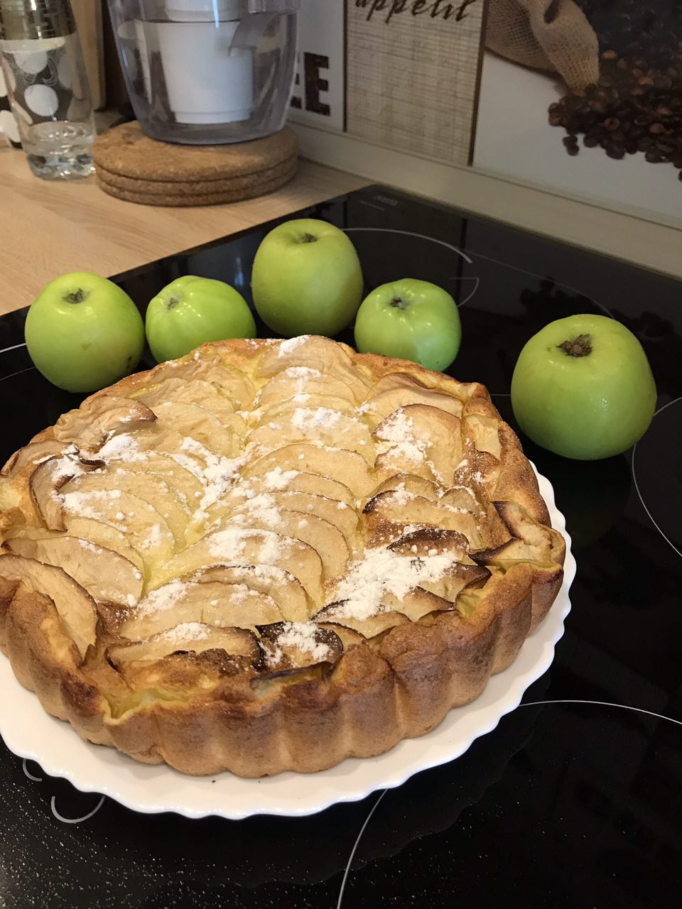 Яблочное пирог в домашних условиях. Шарлотка с яблоками. Домашний яблочный пирог. Пирог с яблоками домашний. Шарлотка с яблоками на столе.