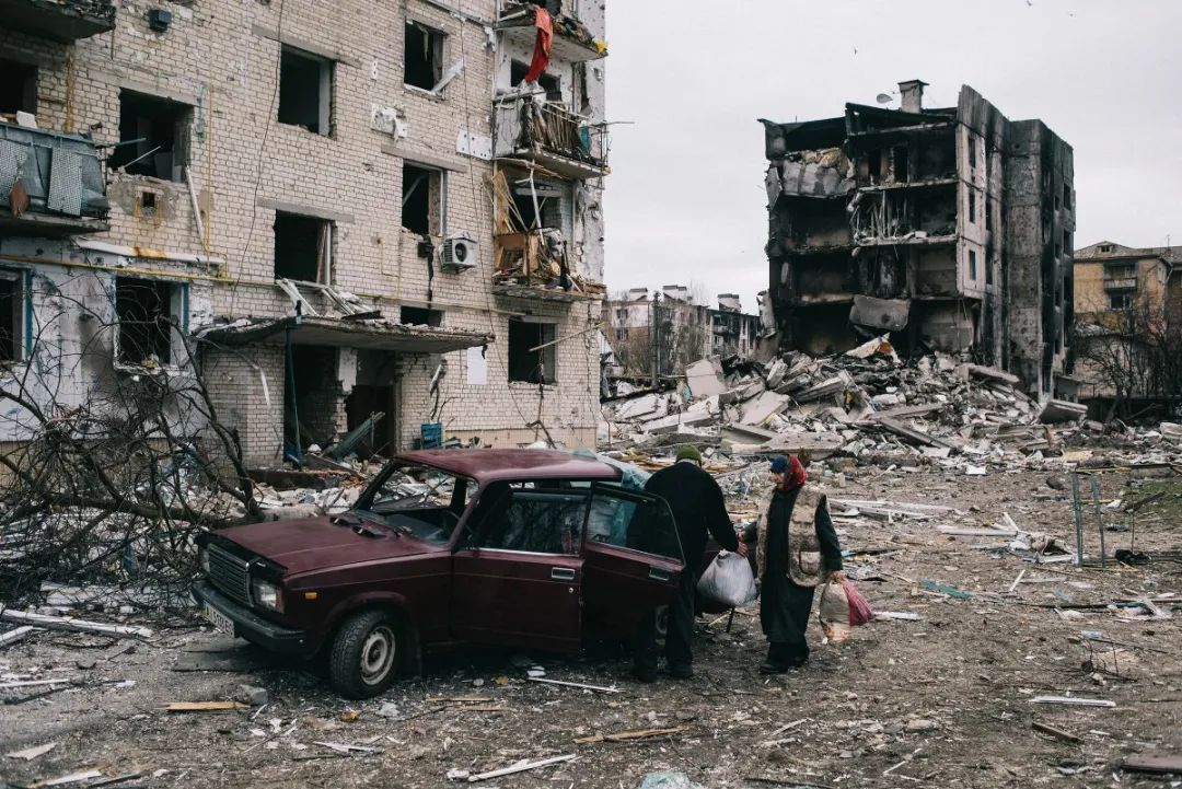 4 月 5 日，一对老年夫妇在基辅附近的博罗江卡被炸毁的公寓里收集财物