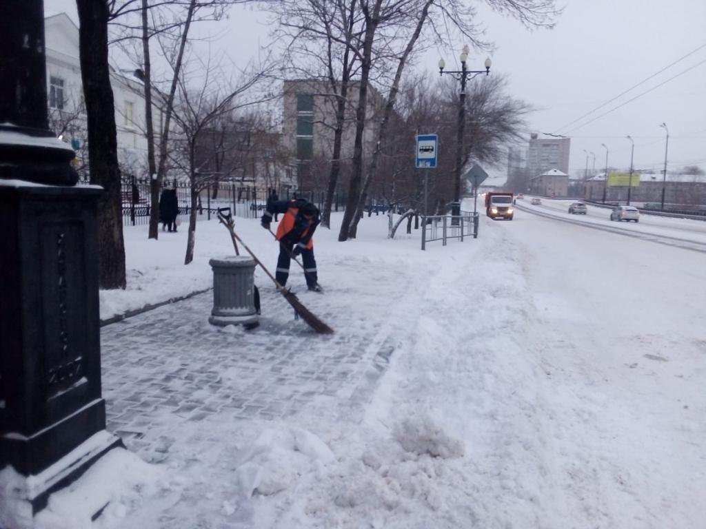 Дорожные службы ликвидируют последствия снегопада в Хабаровске