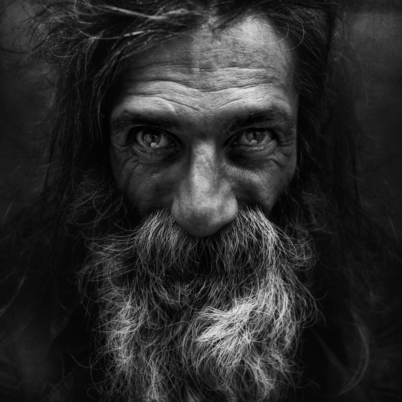 Фотограф ли. Ли Джеффрис автопортрет. Lee Jeffries фотограф. Портреты бездомных от фотографа ли Джеффриса. Lee Jeffries бездомные.