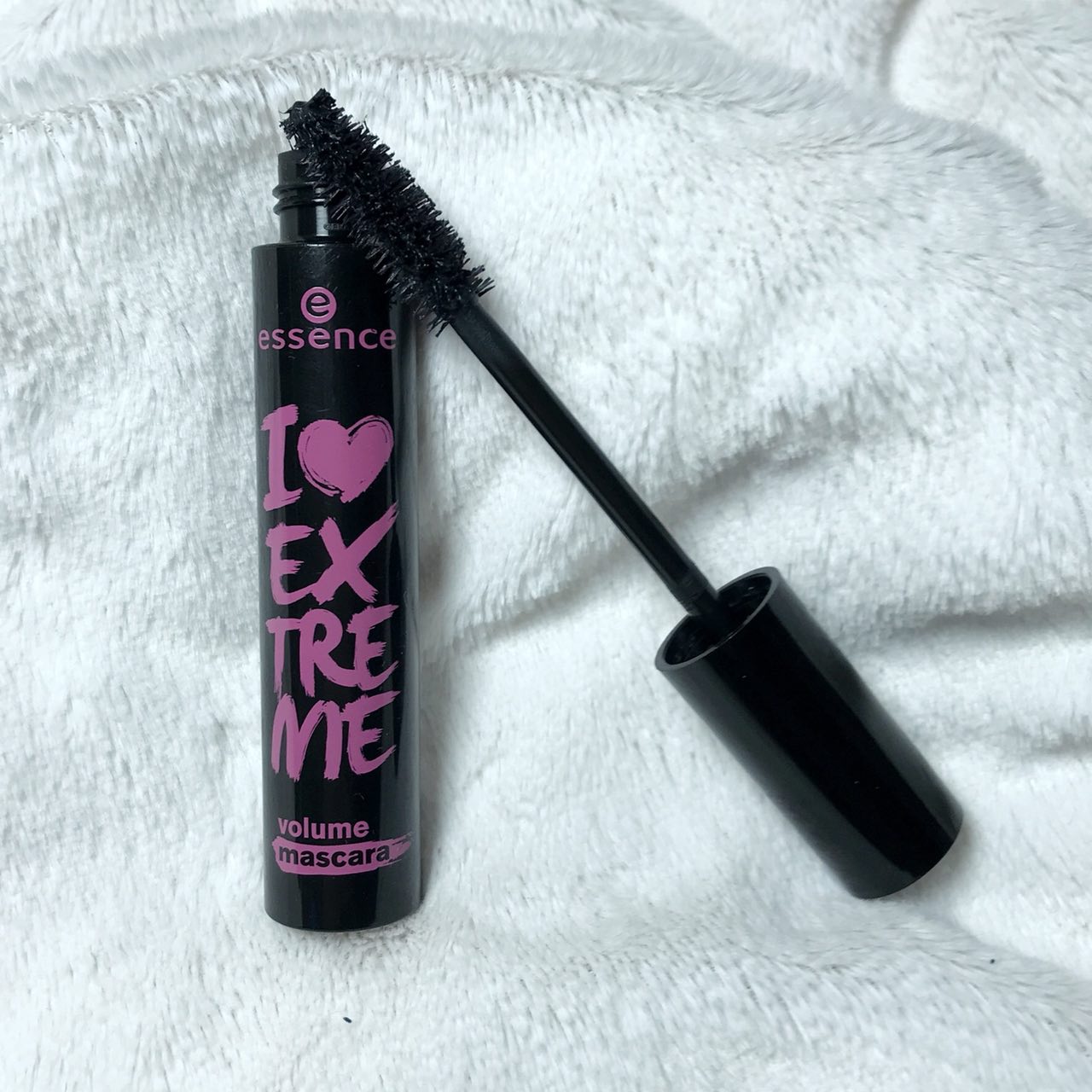 Essence i love extreme. Тушь Essence i Love extreme. Essence i Love extreme Volume Mascara. Тушь за 10000. Тушь для ресниц Essence i Love extreme Crazy Volume черная 8мл.