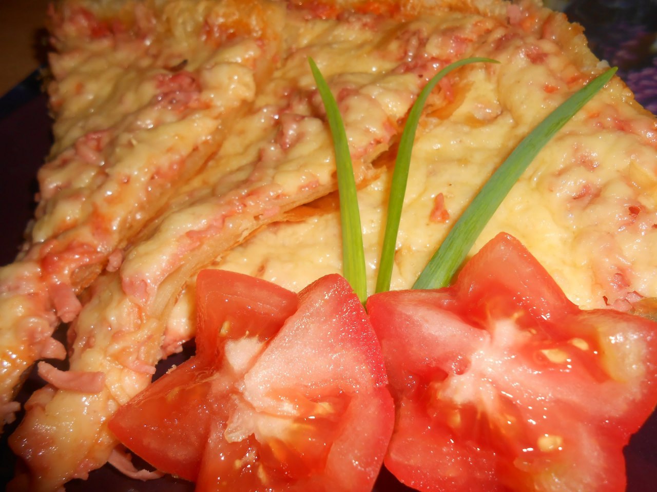 пицца рецепт на слоеном тесте с колбасой и сыром помидорами в духовке фото 116