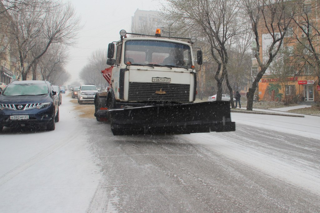 Хабаровск очищают от снега