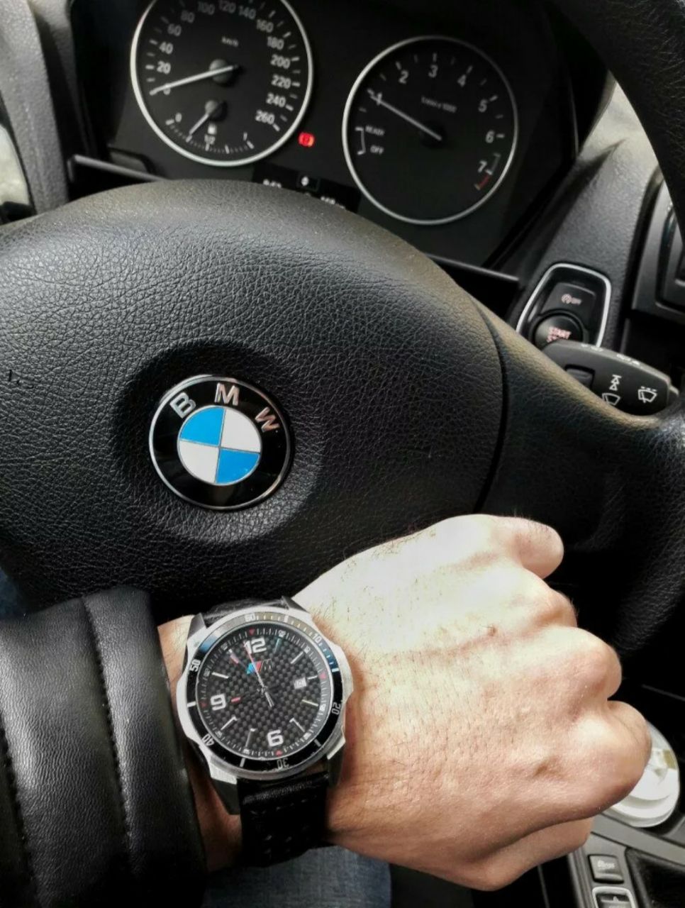 30 часов на машине. Рука на руле BMW e60. Часы BMW м3. Часы БМВ карбон. F10 BMW часы.