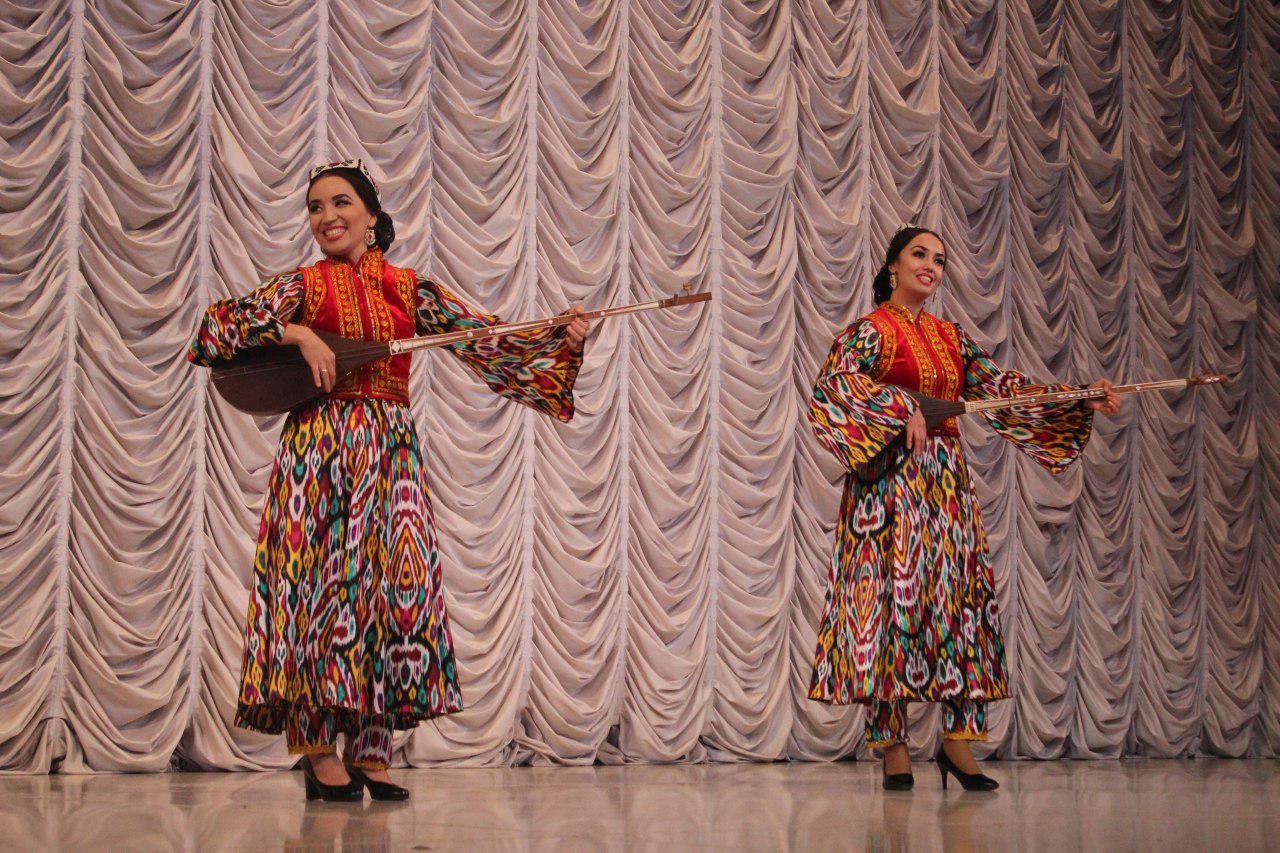 Песни ансамбля сорока слушать. Дуторчилар ансамбли. Ансамбль сорока. Дуторчи кизлар ансамбли. Дуторчи қизлар.