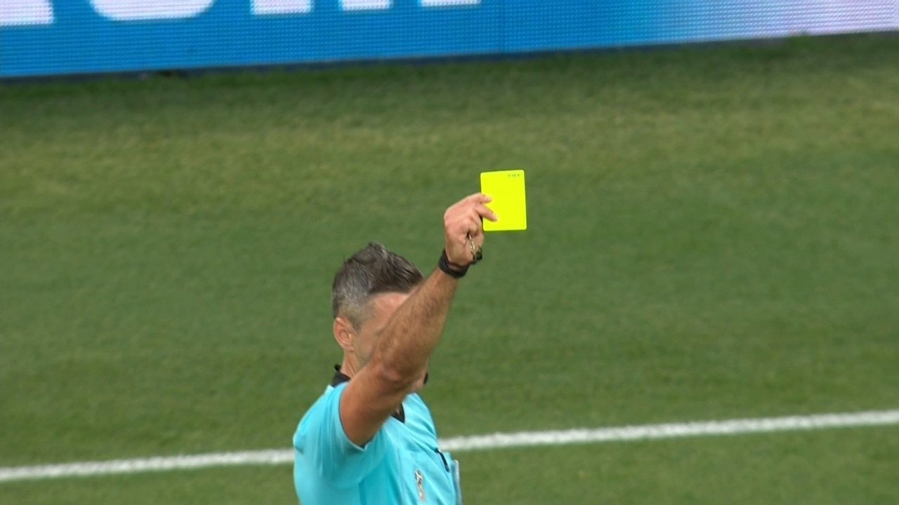 Угловые желтые карточки. Желтая карточка. Желтая карточка в футболе. Желтая карточка Крылья советов. Желтая карточка в футболе судья.